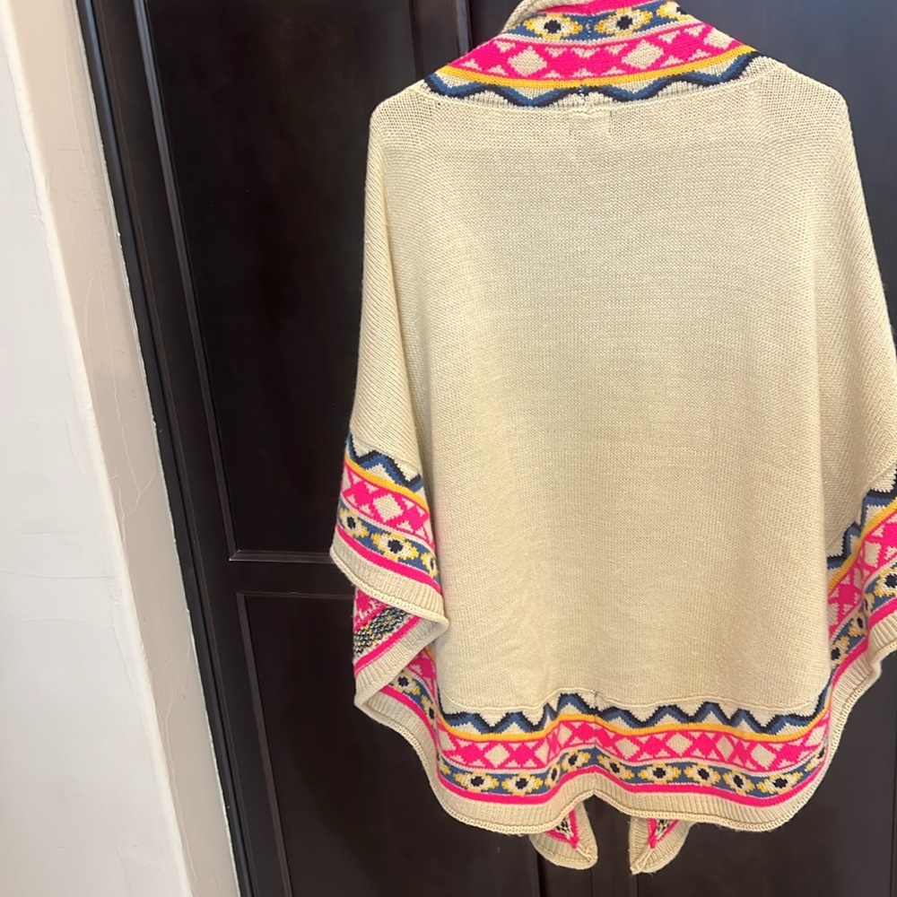 Perfect for Rodeo Season.  FATE poncho/cape/shawl.  Very good condition. - Picture 5 of 5